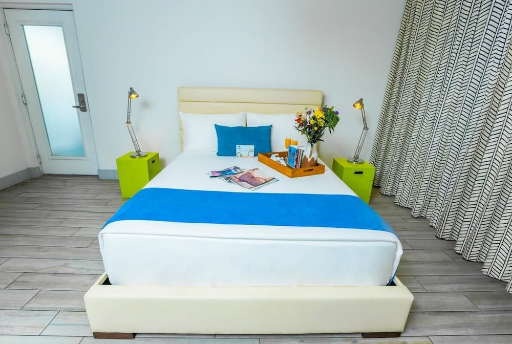 Great Location! 3 Spacious Units, Kitchen, Pool, Walk To The Beach