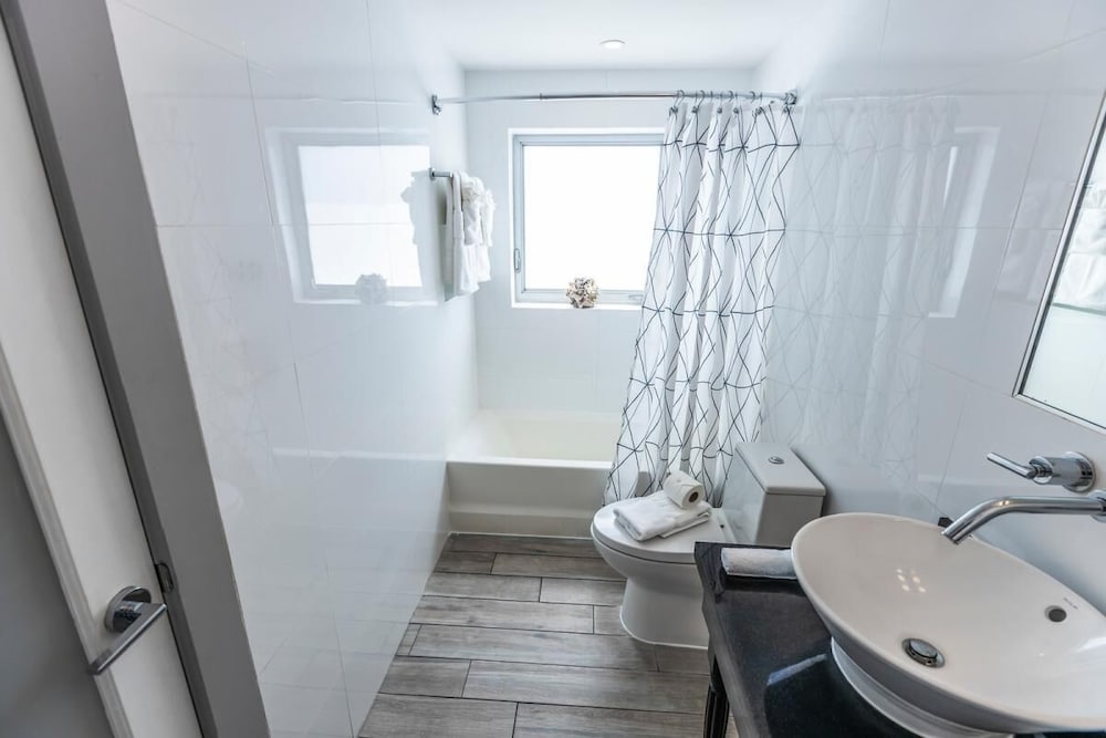 Great Location! 3 Spacious Units, Kitchen, Pool, Walk To The Beach