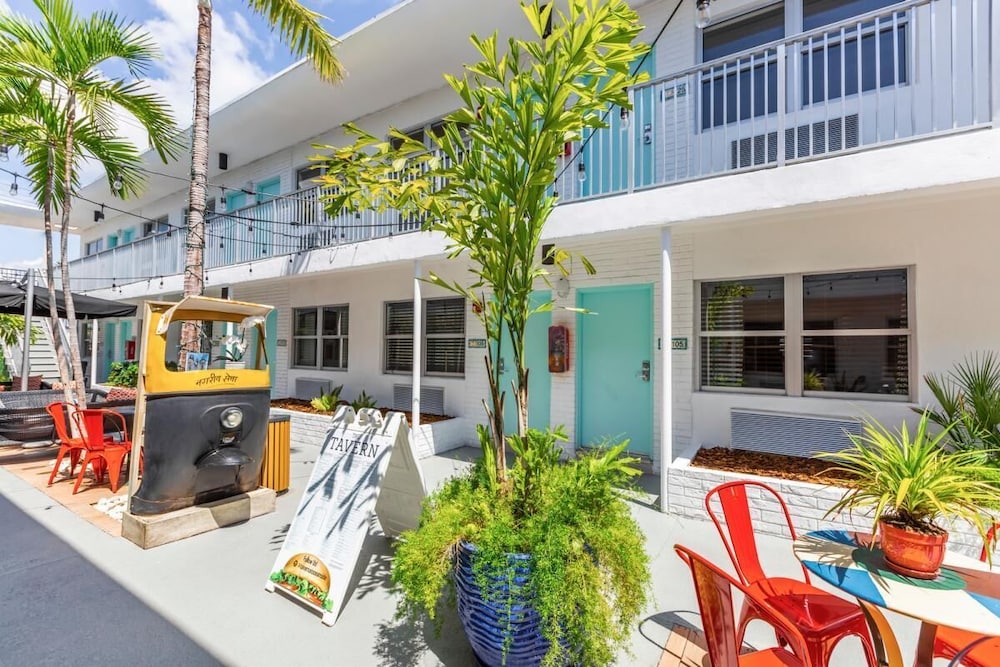 Great Location! 3 Spacious Units, Kitchen, Pool, Walk To The Beach
