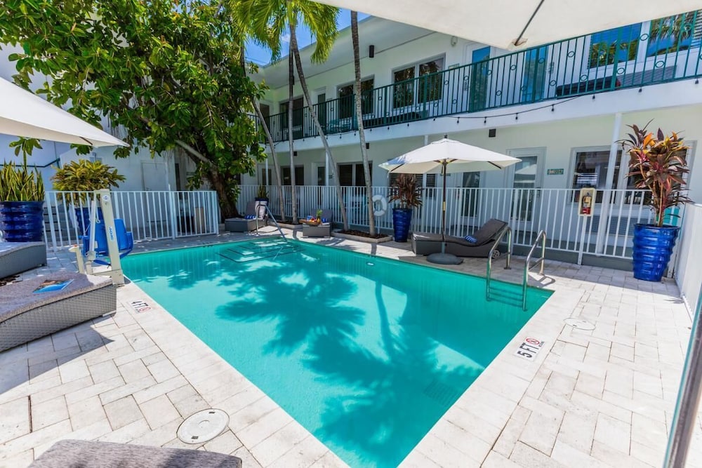 Great Location! 3 Spacious Units, Kitchen, Pool, Walk To The Beach