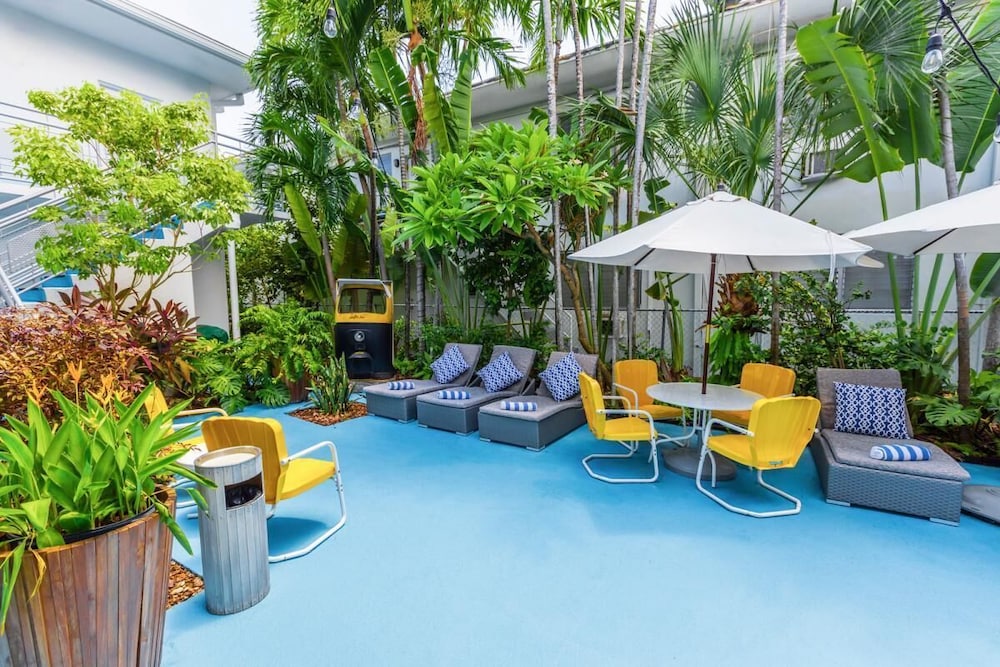 Great Location! 3 Spacious Units, Kitchen, Pool, Walk To The Beach