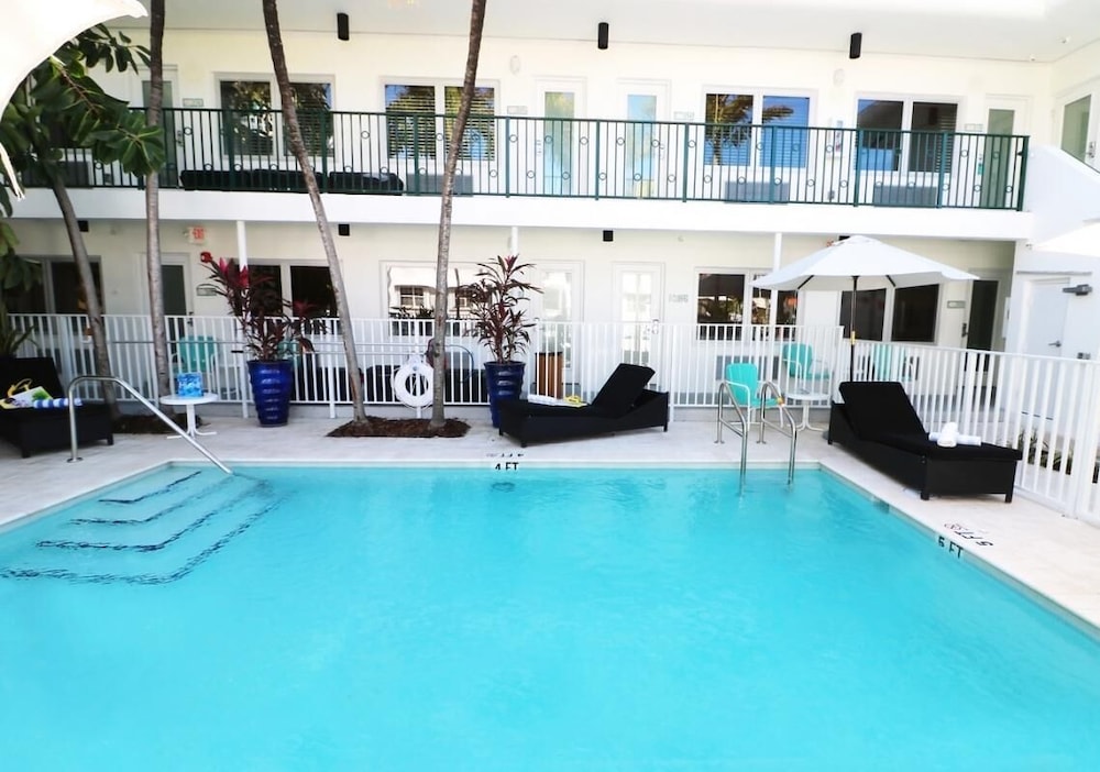Great Location! 3 Spacious Units, Kitchen, Pool, Walk To The Beach