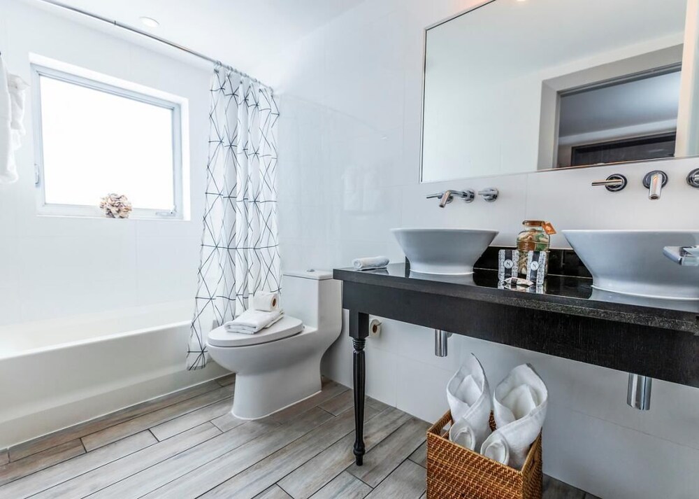 Great Location! 3 Spacious Units, Kitchen, Pool, Walk To The Beach