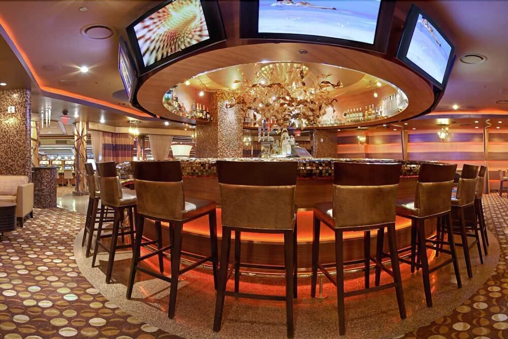 Neon Capital of the World! 3 Comfortable Units, 2 Pools, Casino, Onsite Shopping