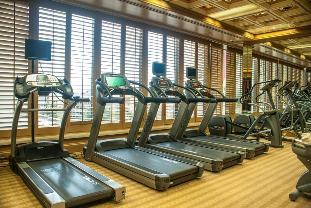 Neon Capital of the World! 3 Comfortable Units, 2 Pools, Casino, Onsite Shopping