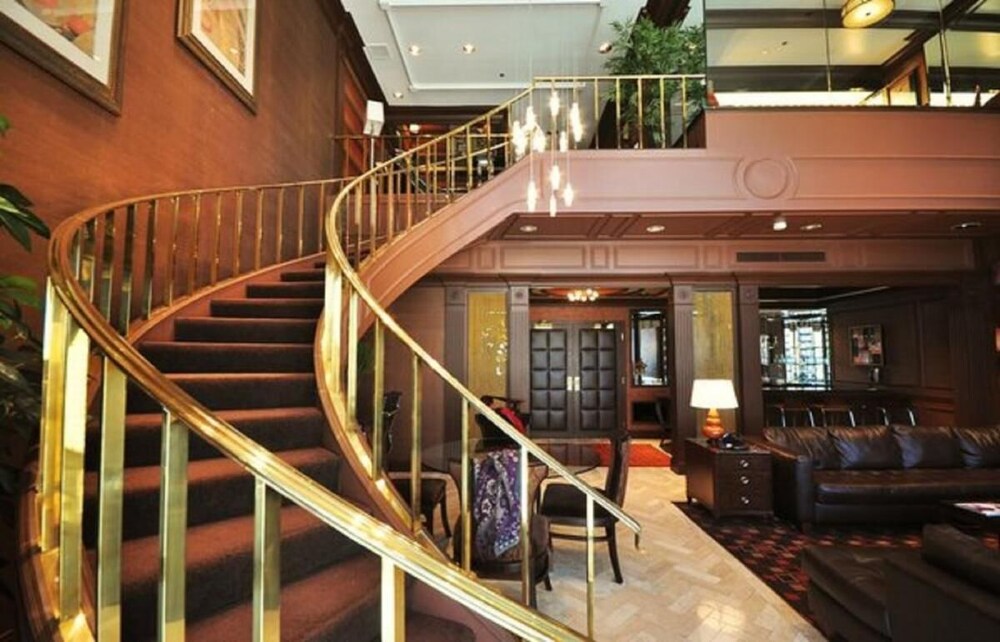 Neon Capital of the World! 3 Comfortable Units, 2 Pools, Casino, Onsite Shopping