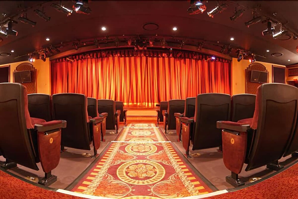 Neon Capital of the World! 3 Comfortable Units, 2 Pools, Casino, Onsite Shopping