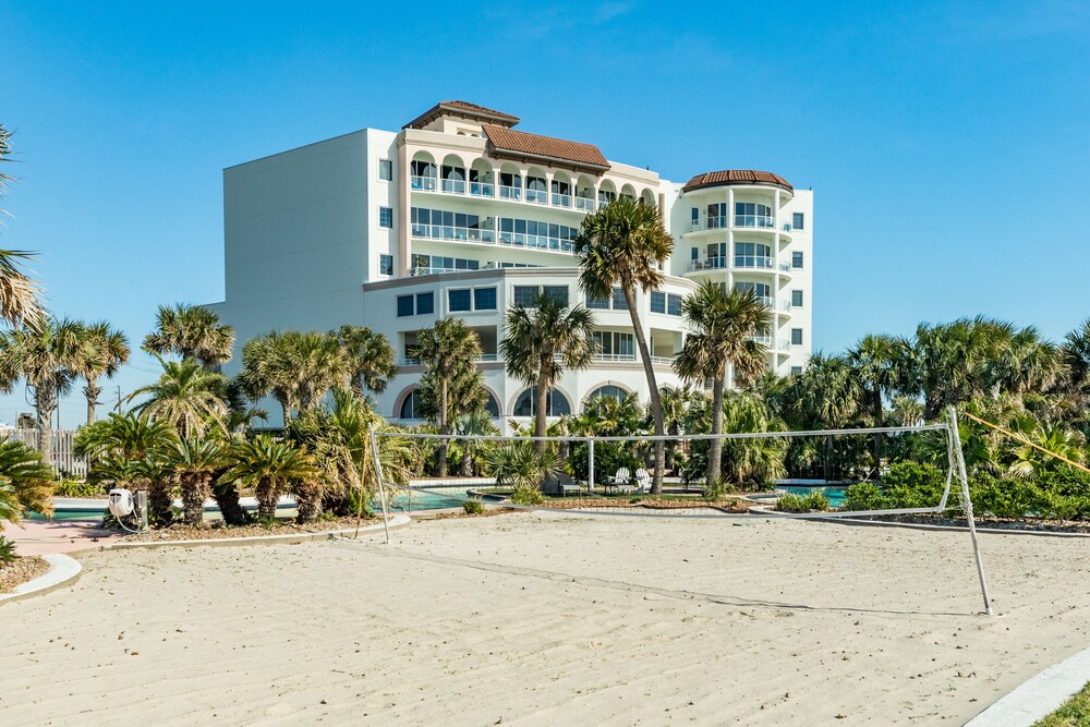 6th Floor Beachfront Condo - Elevator, Private Balcony, Resort Amenities w/ POOL