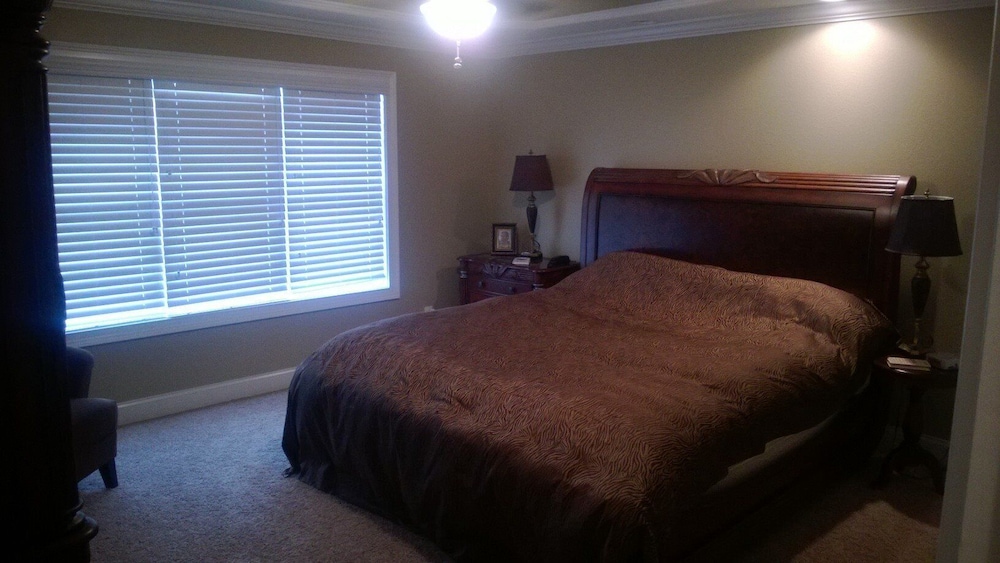 Large, fourbedroom condo minutes away from Talladega Superspeedway