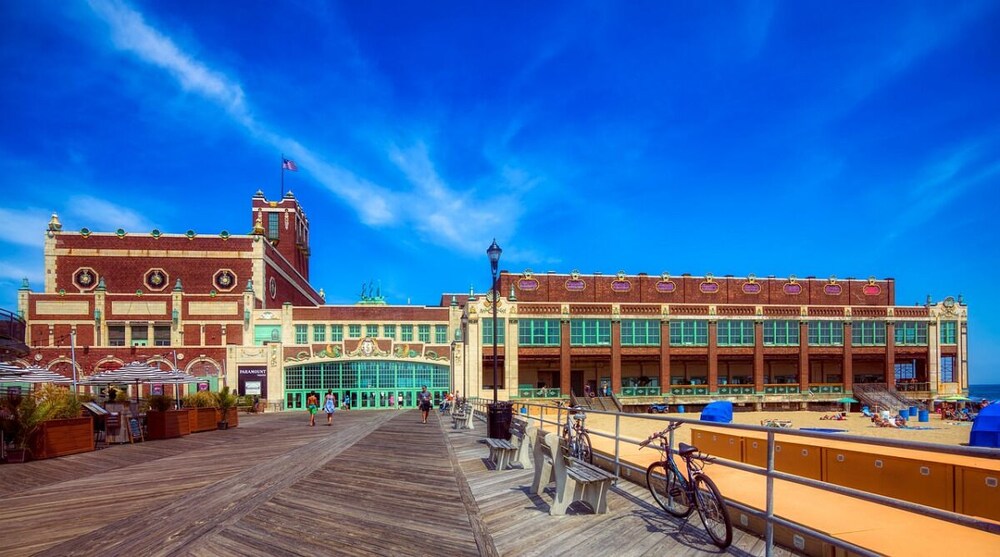 Perfect Getaway! Minutes to Boardwalk, Beach, Bowling Alley, Near Asbury Park