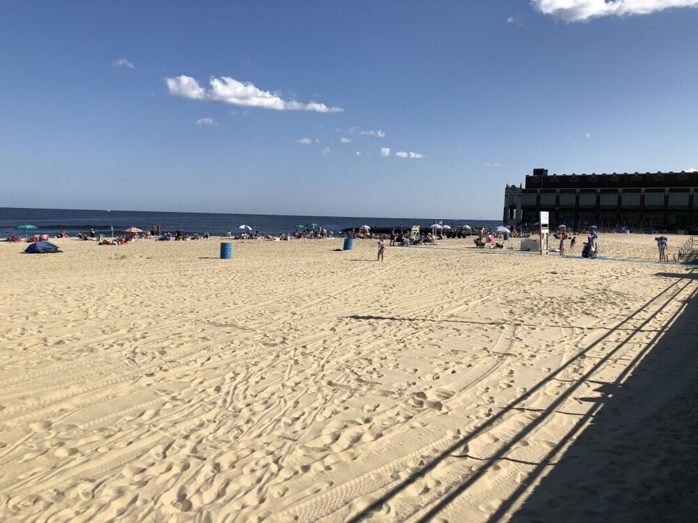 Perfect Getaway! Minutes to Boardwalk, Beach, Bowling Alley, Near Asbury Park