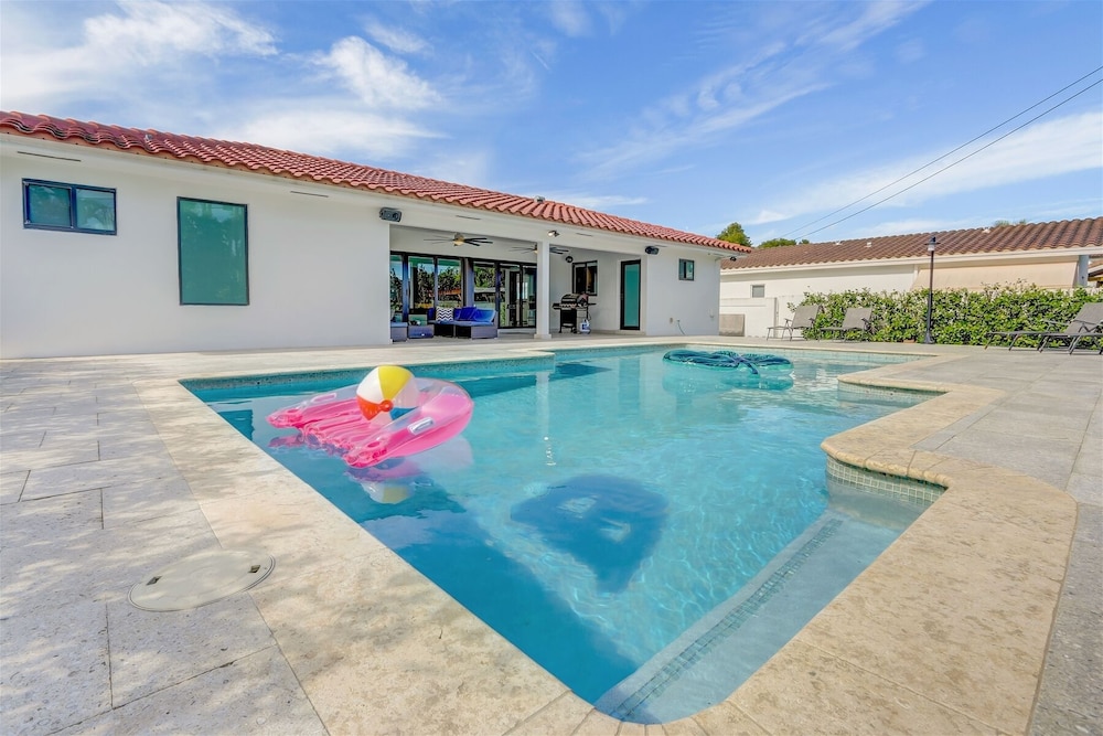 Miami Roads home - Private pool, Hulu TV, and Super Host Support!