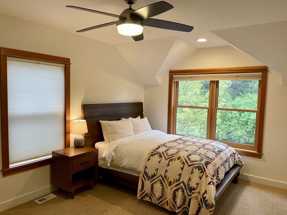 Craftsmen home blocks from University of Oregon Campus