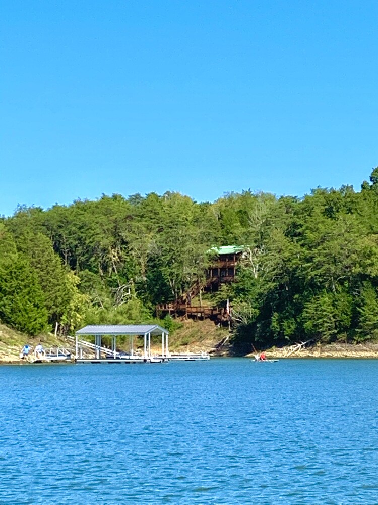 Smoky Mountain Lakeside Retreat