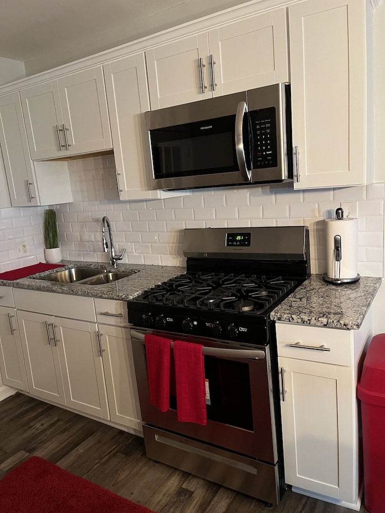 Cozy residential home NO CLEANING FEE. FREE PRKING