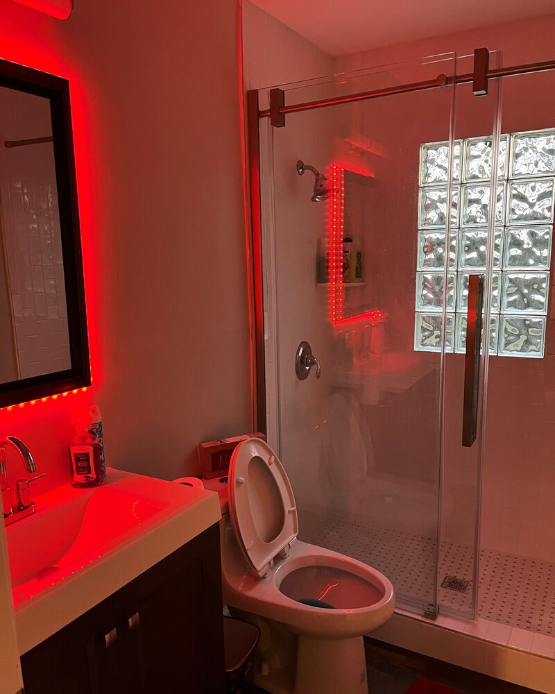 Cozy residential home NO CLEANING FEE. FREE PRKING