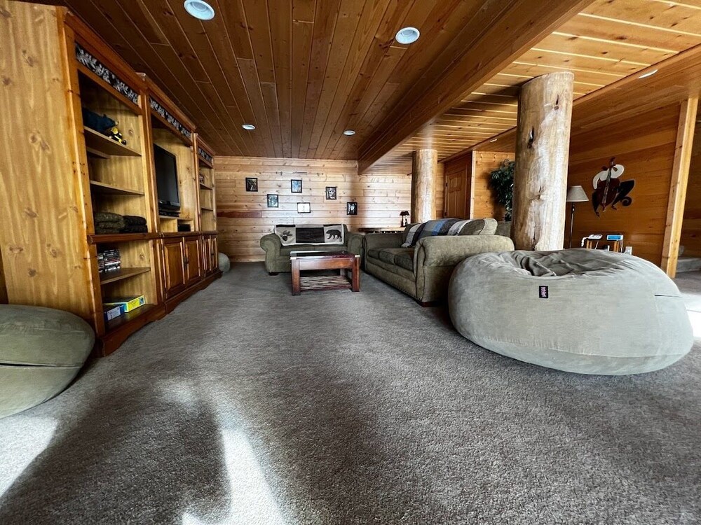 Camp WadeLakefront Cabin in Upper Peninsula with a Spacious Yard