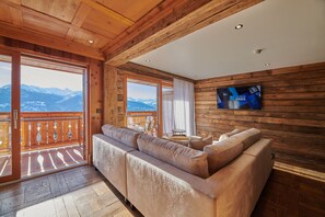 Premium Double Room | Minibar, in-room safe, individually decorated, desk