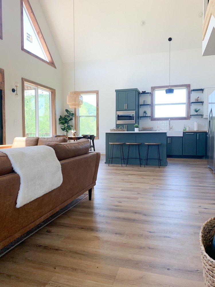 Last of My Kind—NEW modern cabin on the Caddo River and 30 min from