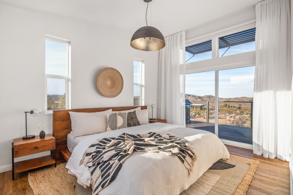 🌵 Sagebrush Bungalow Modern Retreat w/Hot Tub, Fire Pit and BBQ! 🌵