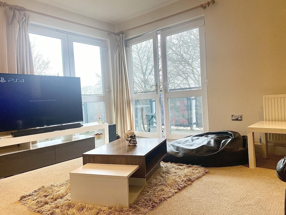 Remarkable 2-bed Apartment in Cheltenham