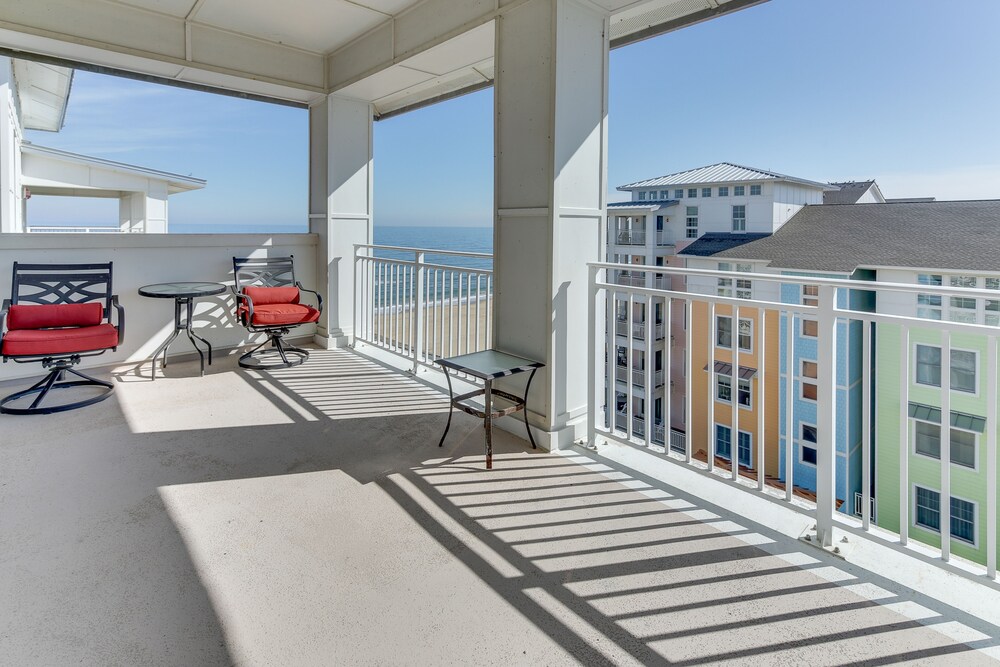 Oceanview Penthouse w/Private Balconies, Foosball, Shared Pool, Hot Tub, Gym