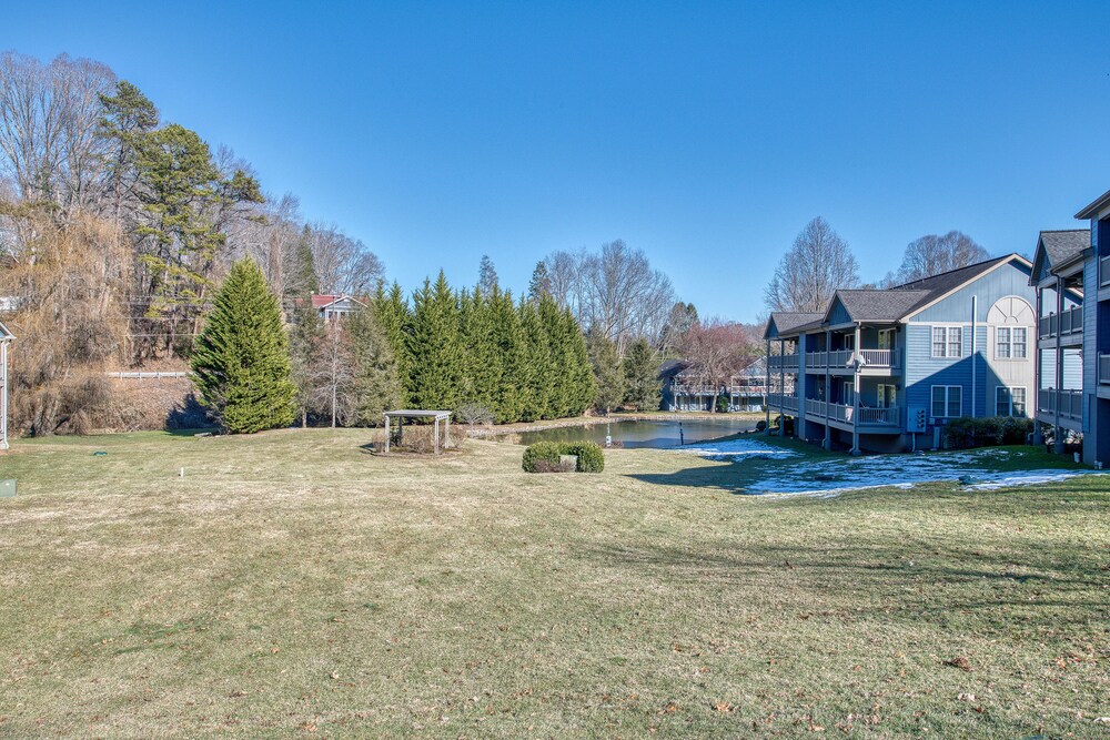 Dreamy Condo Near the Lake W/ Shared Pool, Furnished Patio & Free WiFi