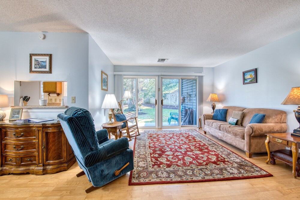 Dreamy Condo Near the Lake W/ Shared Pool, Furnished Patio & Free WiFi