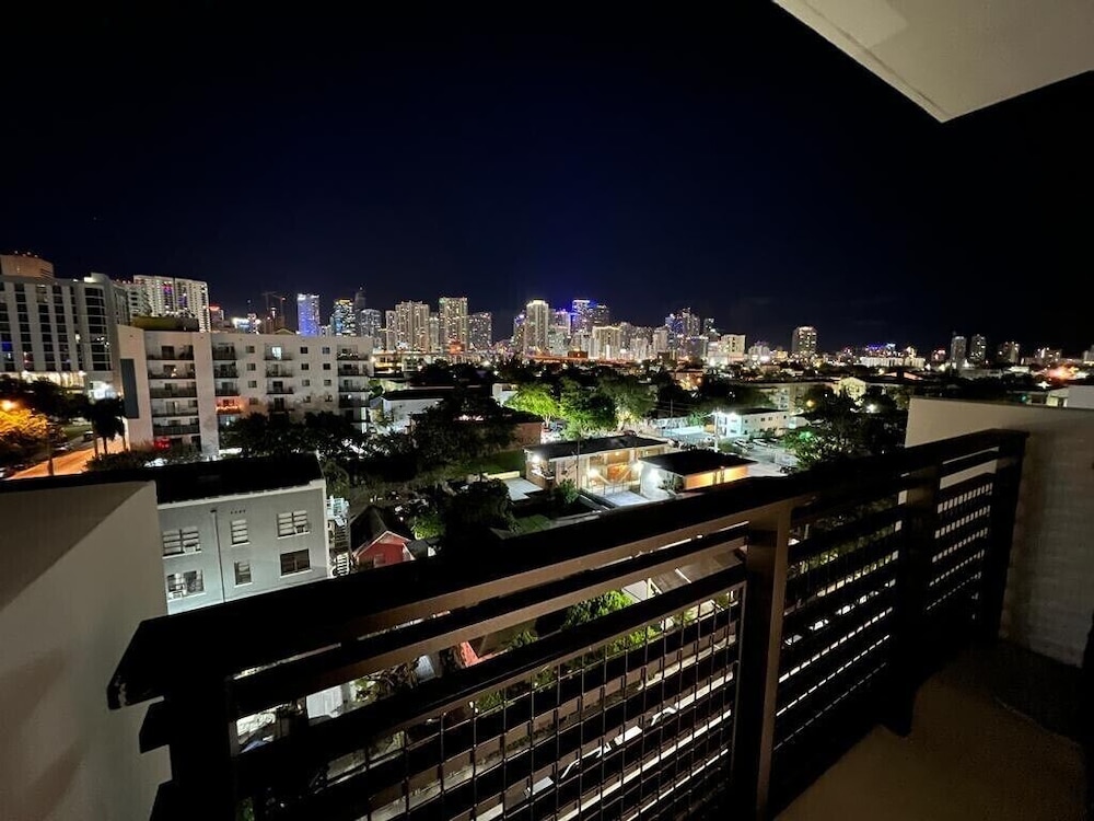 Modern retreat close to Downtown/Brickell (Sleeps 4)