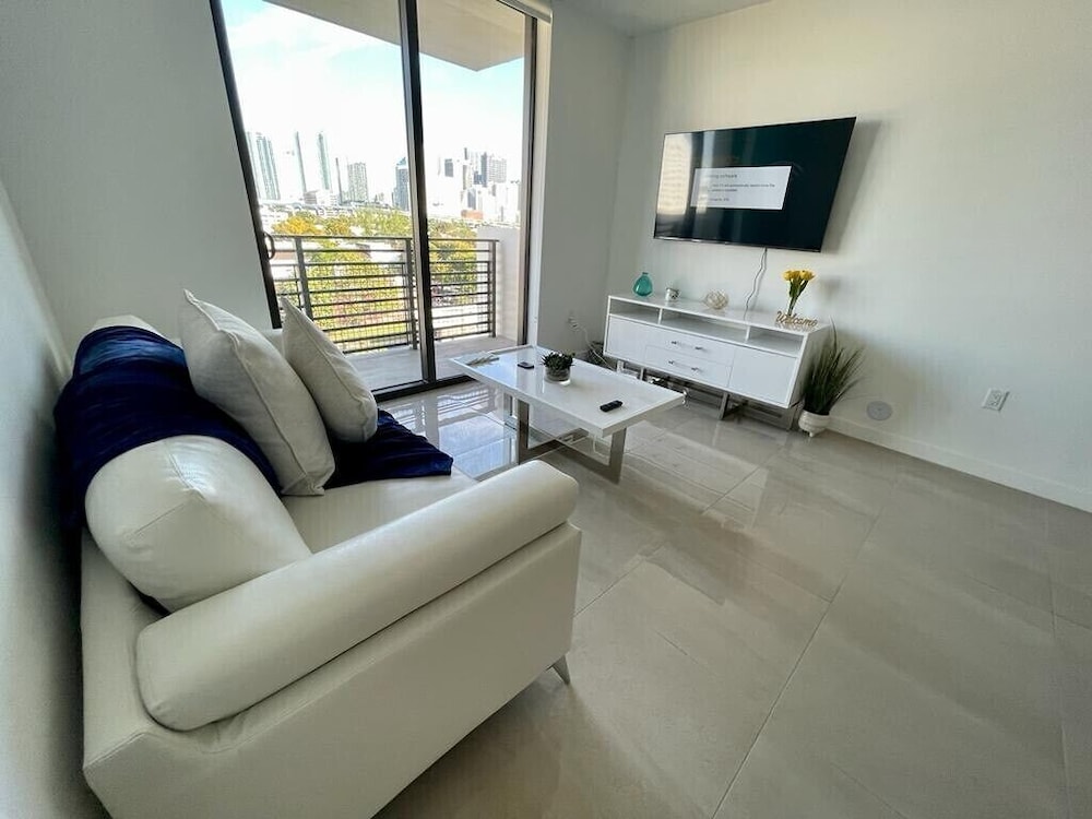 Modern retreat close to Downtown/Brickell (Sleeps 4)