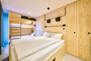Deluxe Apartment | Hypo-allergenic bedding, in-room safe, soundproofing, travel crib