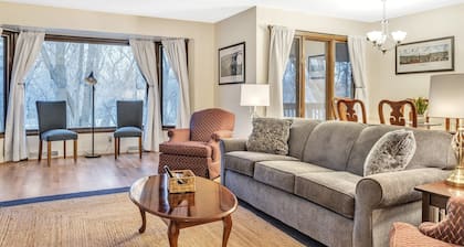 Amazing Hideaway - Short Walk To Hoyt Park! 3 Bedroom Townhouse by Redawning
