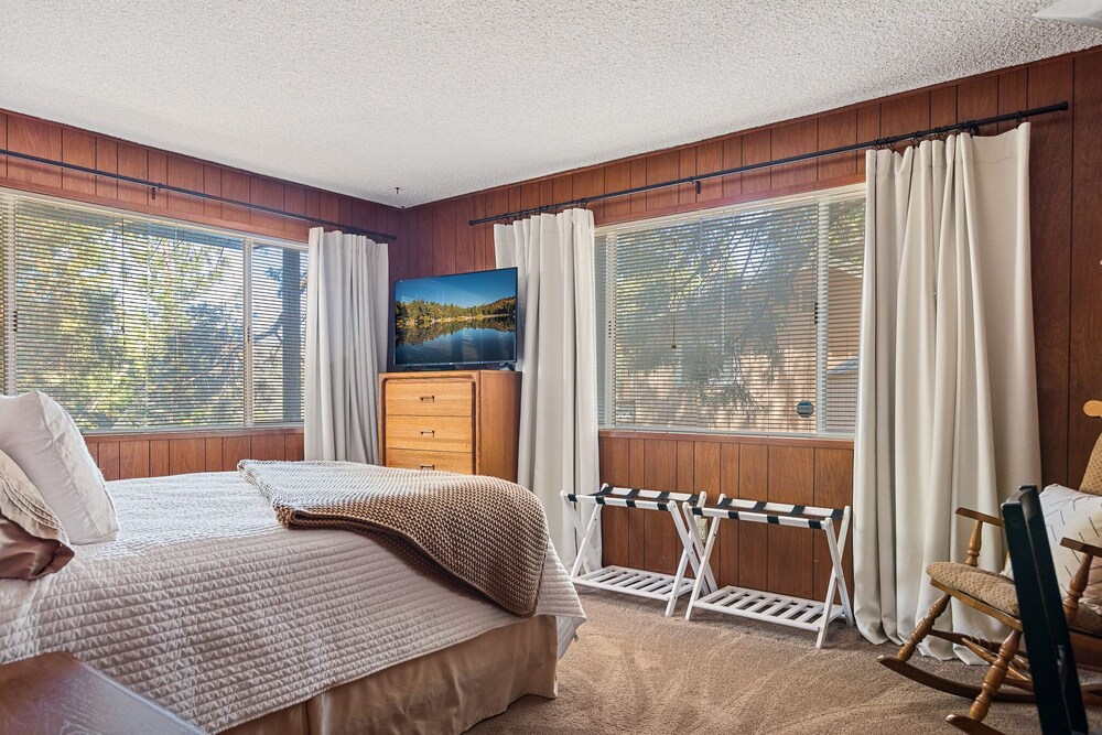Sugar Pine Chalet WALKING DISTANCE TO LAKE Crestline Vrbo