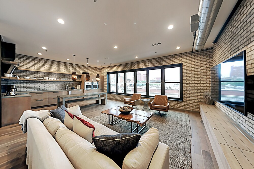 Skylight Condo with City & Mountain Views, Luxury Interior & Walkable Locale