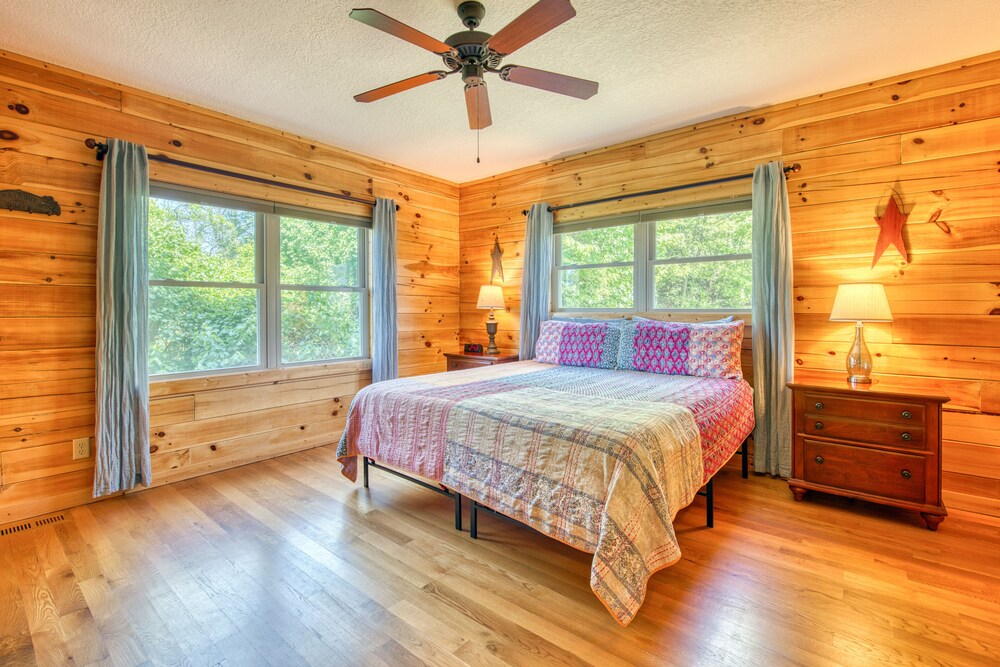 Newly Furnished Mountain Cabin With Spectacular Views and Close to