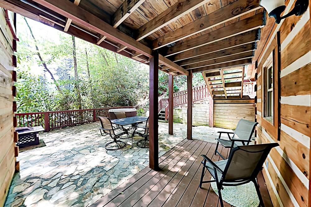 Tranquil Creekside Escape | Private Hot Tub & Firepit | Near Lake & Skiing