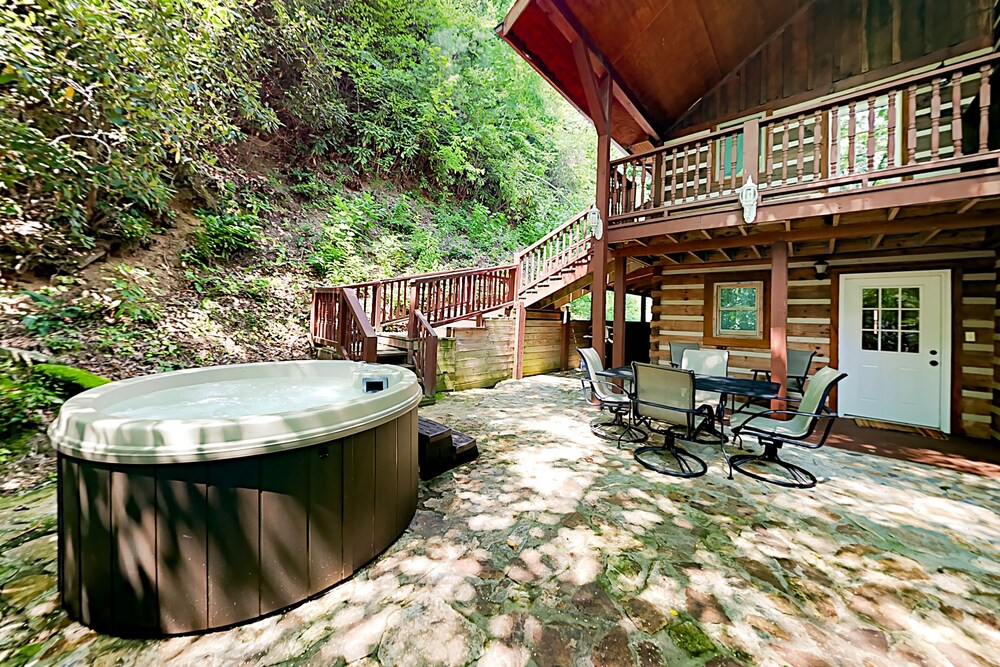 Tranquil Creekside Escape | Private Hot Tub & Firepit | Near Lake & Skiing