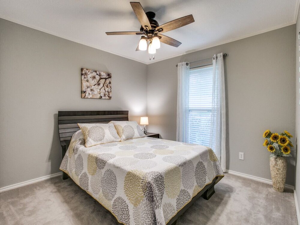 CHARMING ONE STORY HOME IN THE HEART OF GRAPEVINE! Grapevine Vrbo