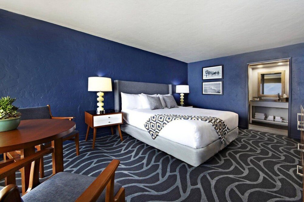 Ultimate Beach Escape! Pool, Onsite Restaurant and Bar, Pool, Free Parking