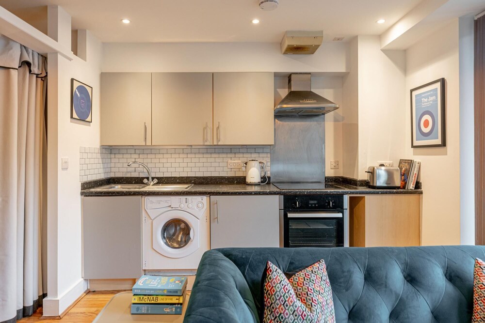 Stylish 1 Bedroom Apartment - Central Birmingham Cube and Mailbox