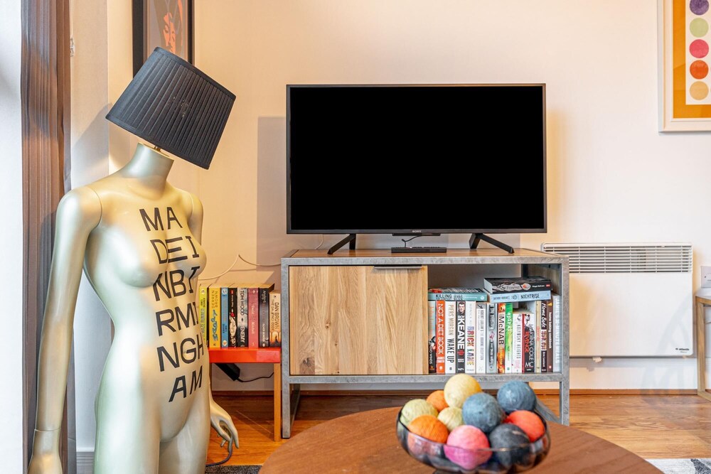 Stylish 1 Bedroom Apartment - Central Birmingham Cube and Mailbox