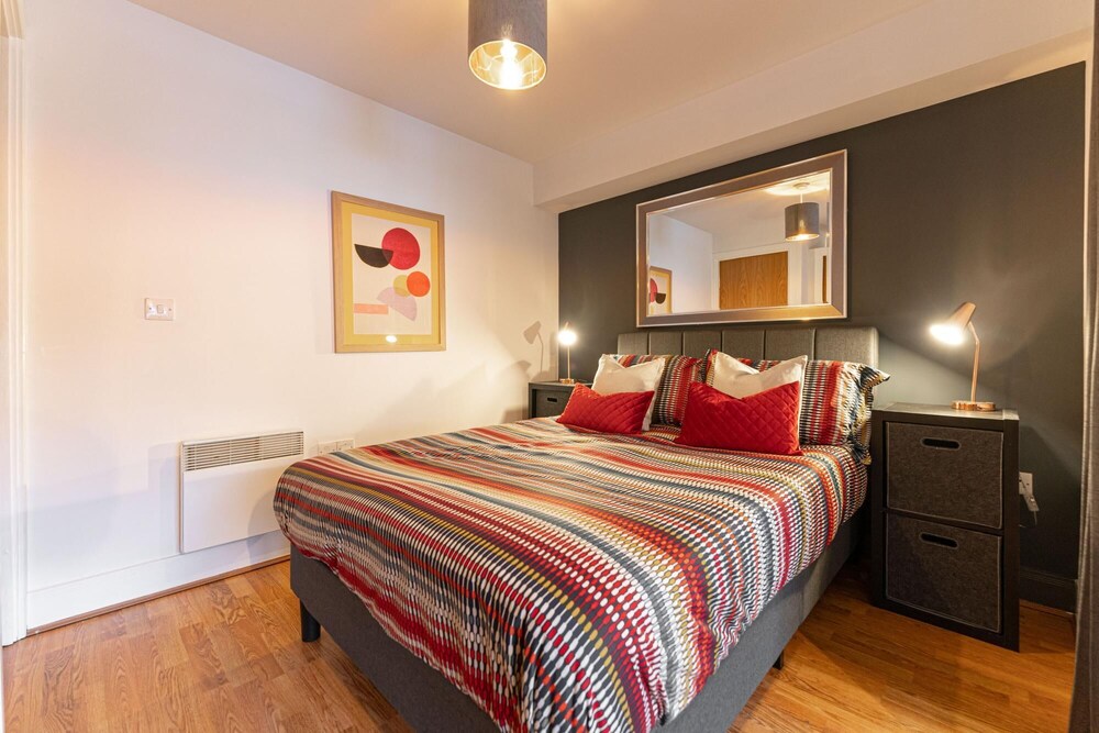 Stylish 1 Bedroom Apartment - Central Birmingham Cube and Mailbox