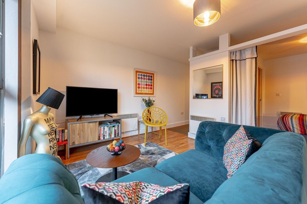 Stylish 1 Bedroom Apartment - Central Birmingham Cube and Mailbox