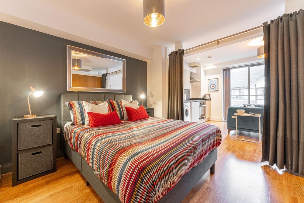 Stylish 1 Bedroom Apartment - Central Birmingham Cube and Mailbox