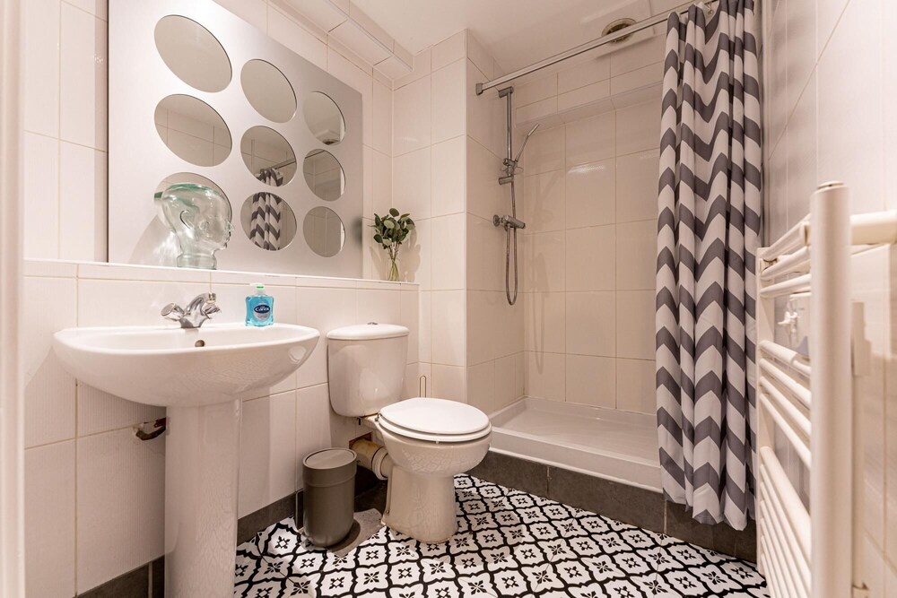 Stylish 1 Bedroom Apartment - Central Birmingham Cube and Mailbox