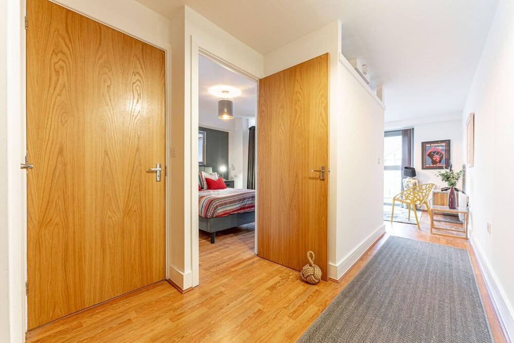 Stylish 1 Bedroom Apartment - Central Birmingham Cube and Mailbox