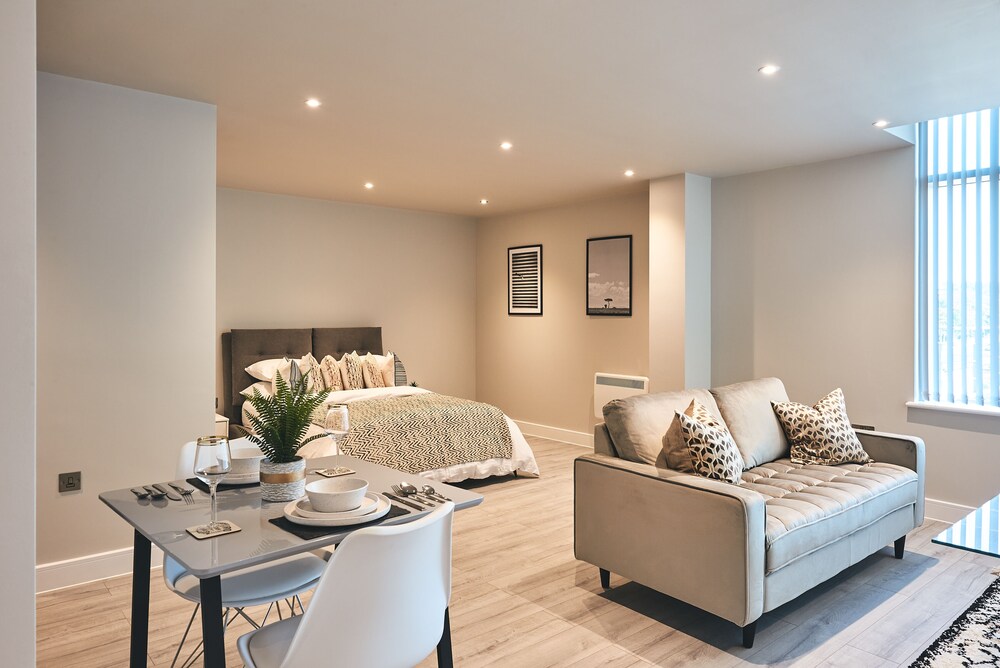 Seven Living Bracknell - Luxurious Chic Studio Apartments