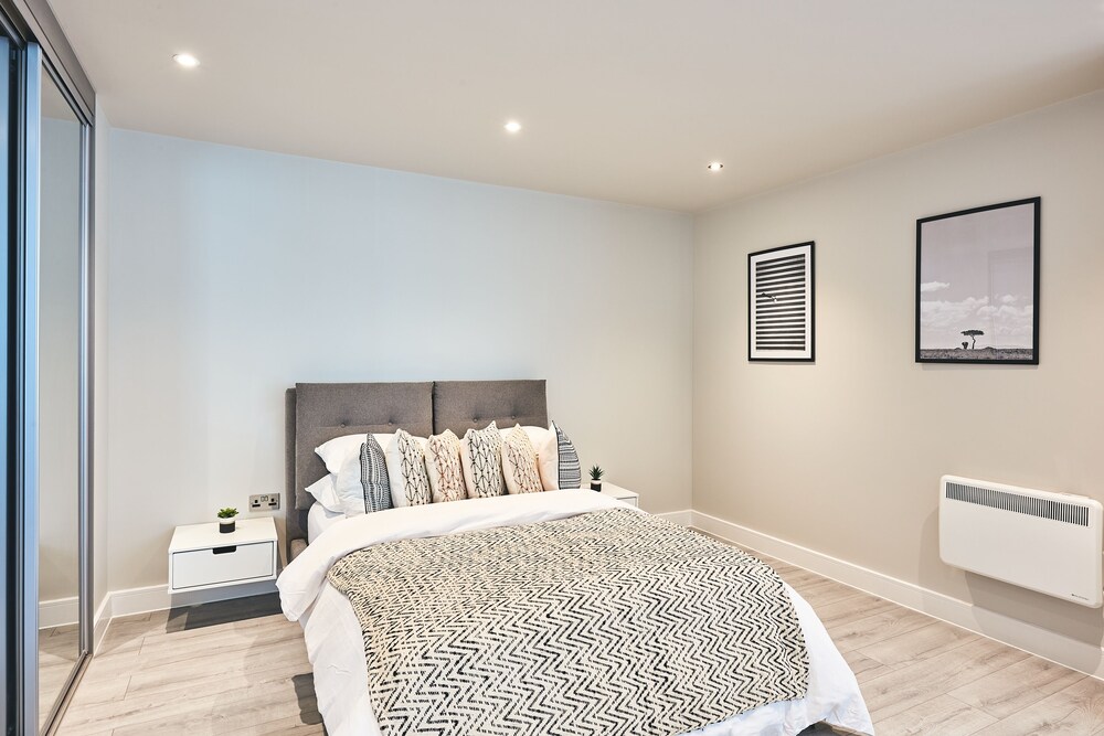 Seven Living Bracknell - Luxurious Chic Studio Apartments