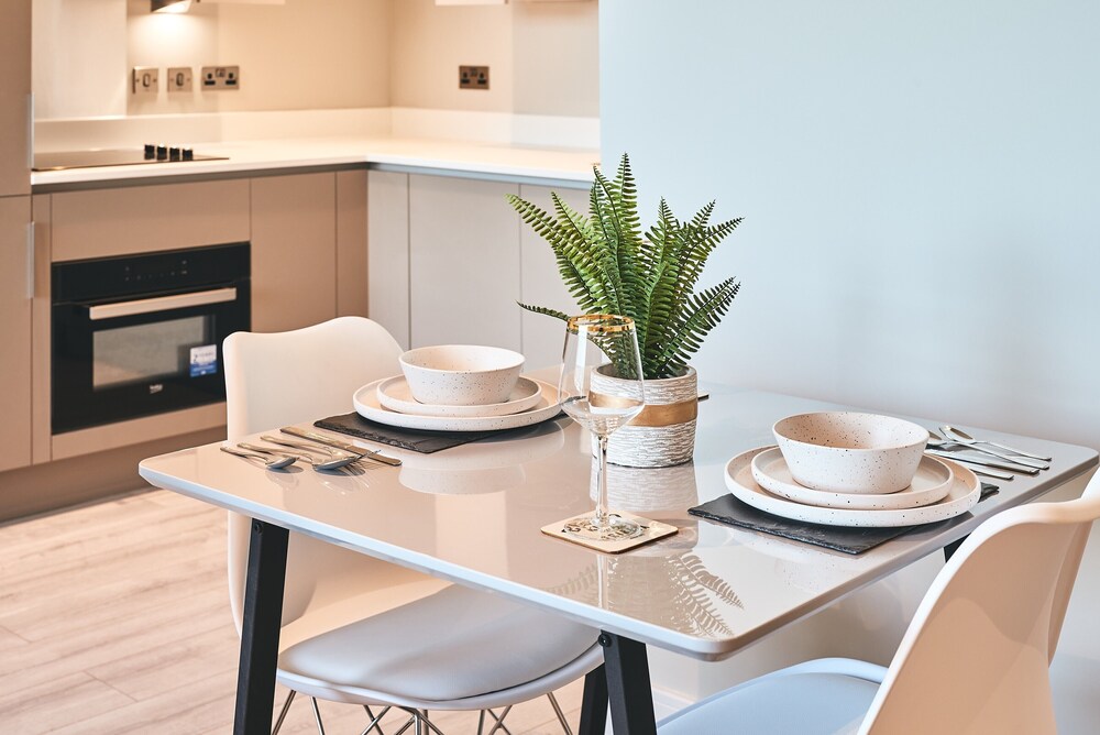 Seven Living Bracknell - Luxurious Chic Studio Apartments