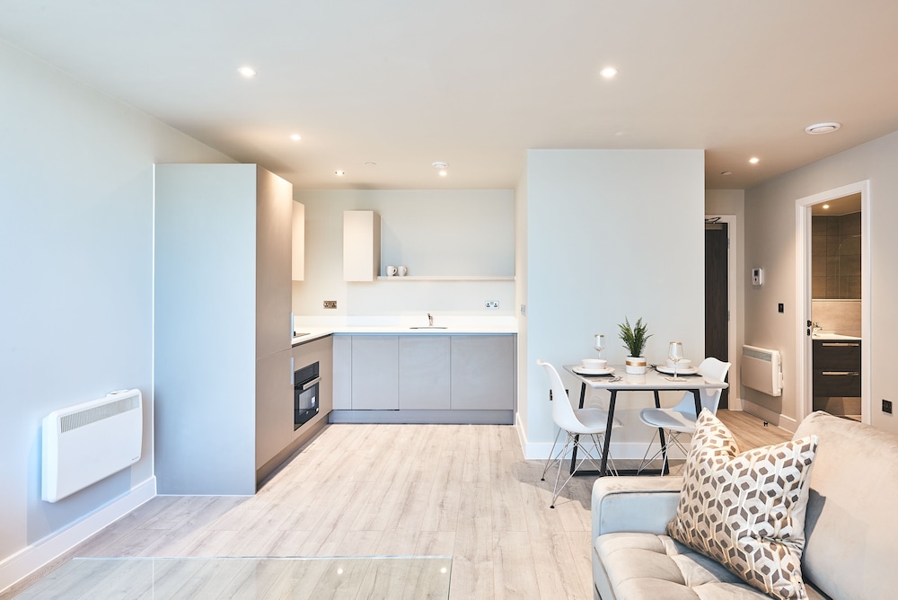 Seven Living Bracknell - Luxurious Chic Studio Apartments